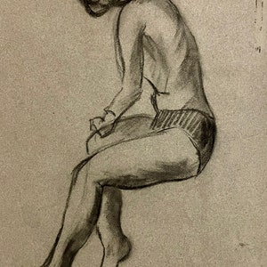Disegno a carboncino francese degli anni '40 su carta grigia. Modella seduta in posa nello studio dell'artista