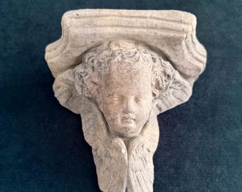 Bas-relief français des années 1700, moulure murale religieuse en grès représentant un petit ange. Église antique en France. Support mural. Support mural.