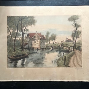 Antica incisione francese a colori del 1850. Firma originale a matita. Acquaforte. Paesaggio con fiume e mulino ad acqua in Francia.