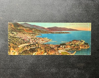 Chromolithographie originale française vintage des années 1950. Vue sur la Principauté de Monaco. Paysage et marin de la Côte d'Azur.