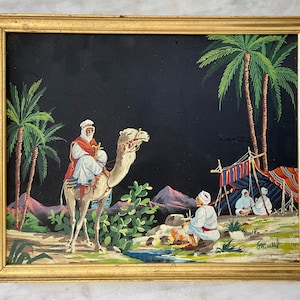 Pintura al óleo francesa de los años 50 sobre cartón. Movimiento orientalista. Escena animada marroquí. Campamento beduino y palmeras en la noche.