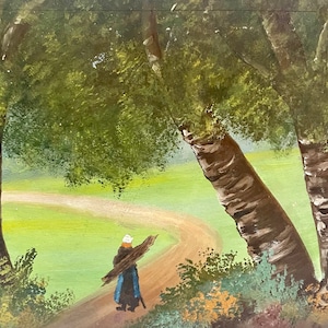 Pintura al óleo francesa de los años 30 sobre cartón recortado. Campesino transportando leña en Francia. Arte naif