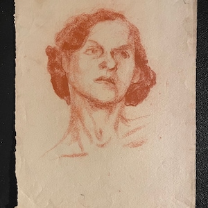 Disegno a carboncino rosso francese degli anni '30 su carta. Ritratto di donna