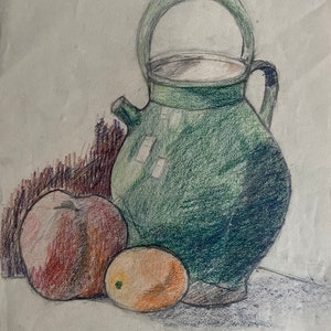 Disegno a matita colorata francese degli anni '20 su carta. Natura morta con confit di vaso verde smaltato e frutta.
