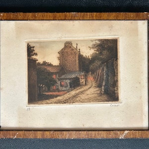 Incisione francese a colori su carta degli anni '20. Strada di un villaggio nel nord della Francia.