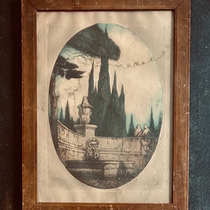 Incisione su carta colorata a mano del maestro francese Maurice de Lambert (1873 - 1953), anni '20. Veduta di un parco in Italia. Paesaggio italiano.