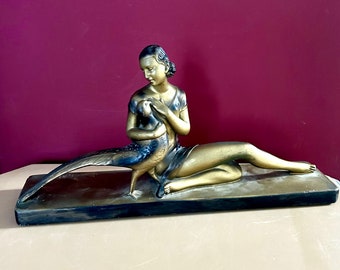 Gipsstatue des italienischen Art-Deco-Bildhauermeisters Salvatore Melani (1902-1934) aus den 1920er Jahren mit Patina. Frau hält einen Fasan. Moderne.Signiert.