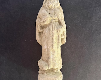 Statua antica francese in gres del XVII secolo raffigurante Gesù Cristo, il Buon Pastore. Scultura religiosa cattolica proveniente dall'arte cristiana ecclesiastica.