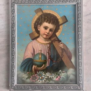 Cromolitografia francese su carta degli anni '10. Gesù Bambino che tiene in mano la croce, la corona di spine e il globo crocifero.