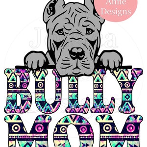 Puede incluir: Un bulldog gris y blanco asomándose por encima de un cartel colorido "BULLY MOM" con un patrón geométrico. El cartel tiene un fondo de galaxia con colores rosa, azul y verde.