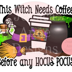 Könnte beinhalten: Ein Hexenhut, ein Besen und ein Kessel mit grünem Zaubertrank, sowie eine Kaffeetasse mit der Aufschrift "Sanderson Sisters Brewing Co." und dem Text "This Witch Needs Coffee Before Any Hocus Pocus".