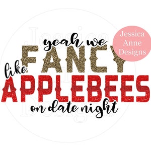 Puede incluir: Un gráfico blanco redondo con texto negro que dice "yeah we like FANCY APPLEBEES on date night". La palabra "FANCY" está en estampado de leopardo y la palabra "APPLEBEES" está en purpurina roja. Un círculo blanco con texto negro que dice "Jessica Anne Designs" está en la esquina superior derecha.