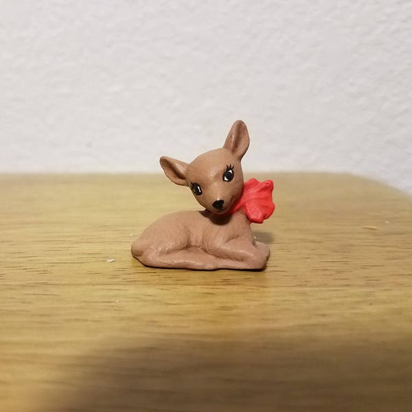 En céramique petit cerf avec noeud rouge (#952)