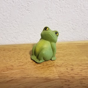 Ceramic Small Frog sitting leaning back (#820B)