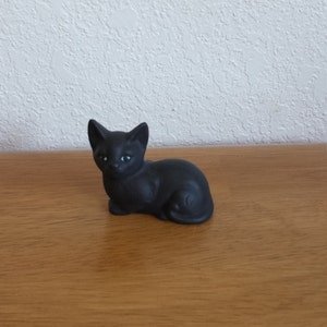 陶器の黒猫 横たわる (#336)