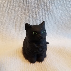 右向きのしっぽを持つふわふわの陶器製黒猫（#1290）