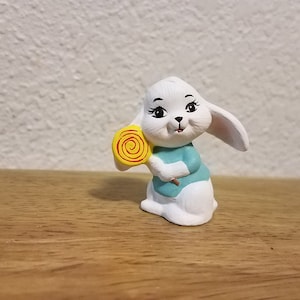 In ceramica piccoli Bunny Holding un pollone (n. 1187)