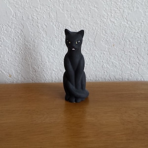 Keramisk svart katt som sitter rakt upp (#723)