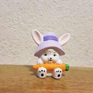 Piccolo coniglietto di ceramica con la carota (n. 1191)