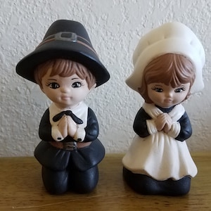 Ceramic Small Pilgrims Praying (#1166)