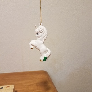 Keramische Einhorn in Grass Ornament (#853)