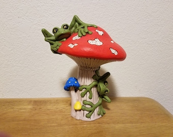 Ceramic Frogs on Mushrooms (#869)