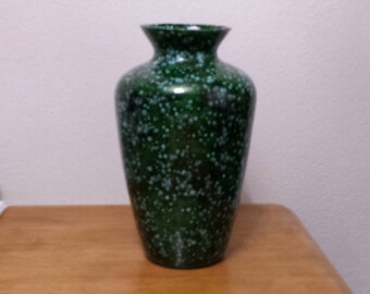 Vase - Green Glaze de petits cristaux blancs qui donnent l'effet tacheté sur le vase