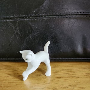 Ceramic Tiny white cat with back arched (#1367)