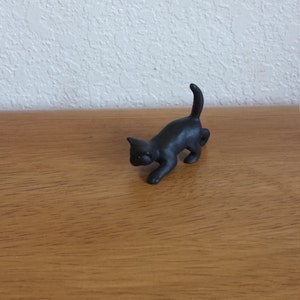 何かに忍び寄る陶器の小さな黒猫(#666)