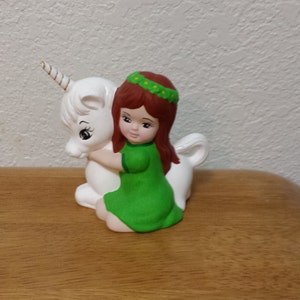 Unicornio con niña con vestido verde - Cabello castaño rojizo (#490B)