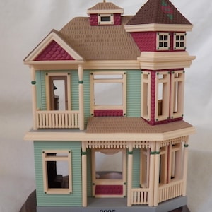 Casas y tiendas nostálgicas de Hallmark, n.° 22, 2005: casa victoriana - QX2322