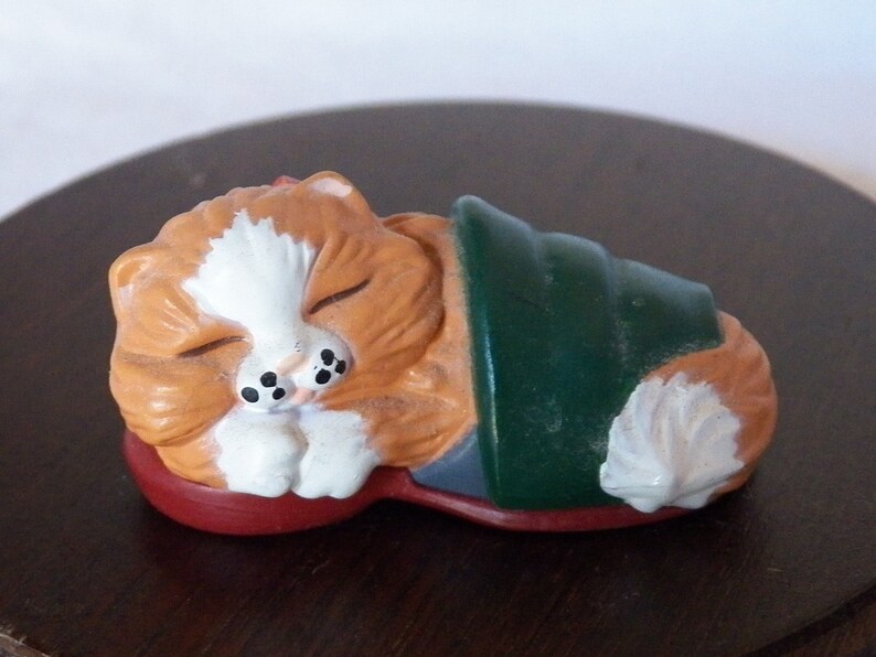 Vintage 1988 Hallmark Merry Miniature Kitten in Slipper QFM1544