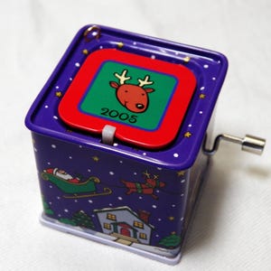 Vintage 2005 Hallmark Pop! Goes the Reindeer Jack-in-the-Box ozdoba - QX2125