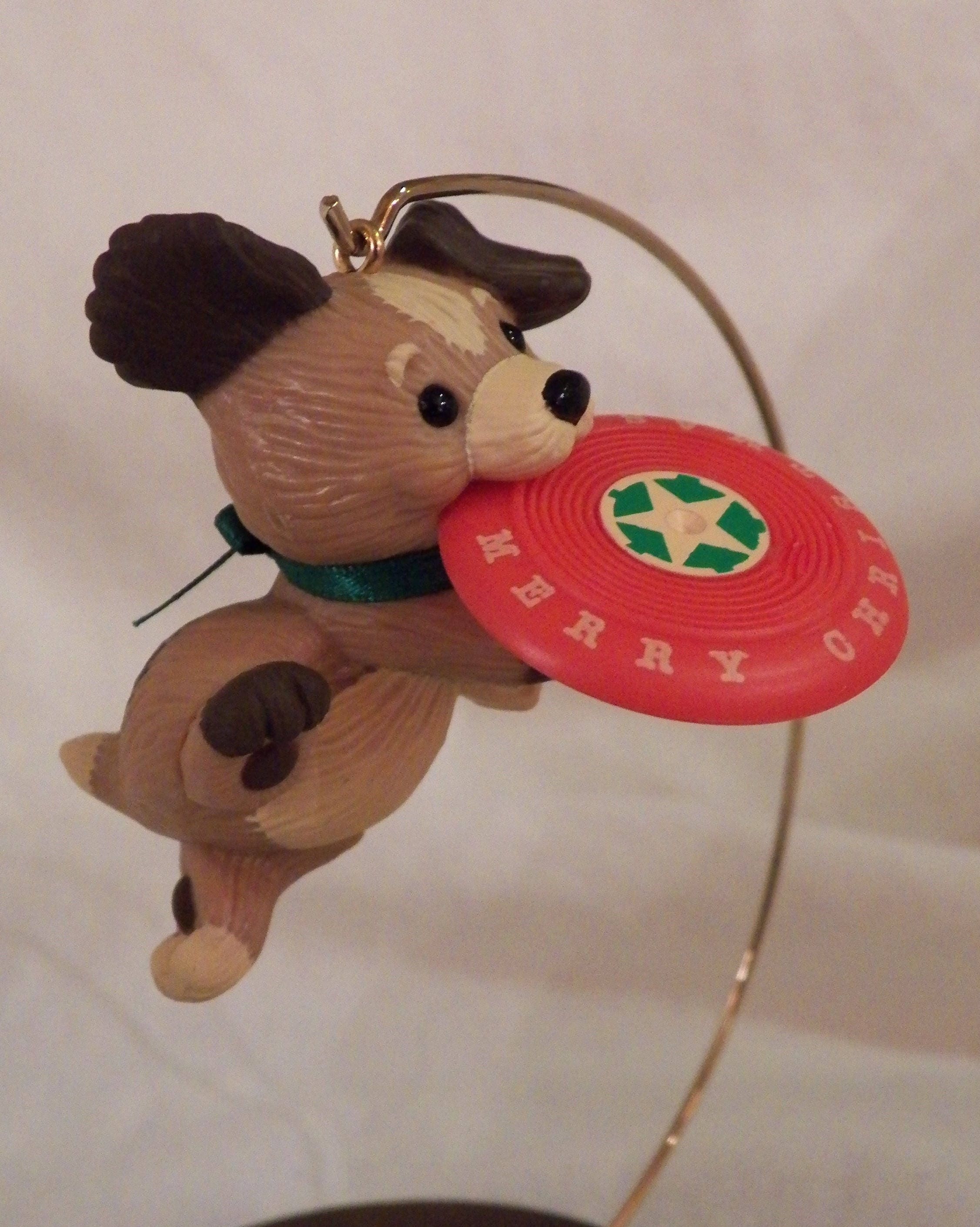 Too Cute Hallmark Keepsake Ornament 1984 Frisbee Puppy #QX4444-NOBOX Too Cute Hallmark Keepsake Ornament 1984 Frisbee Puppy #QX4444-NOBOX