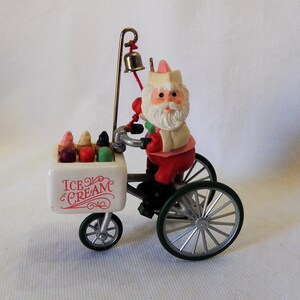 Vintage 1986 Hallmark „Kringle's Kool Treats” - Nadchodzi Święty Mikołaj #8 - QX4043