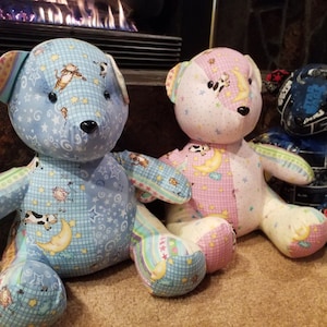 Pode incluir: Três ursos de peluche de patchwork, um azul, um rosa e um preto, sentados em um tapete marrom. Os ursos têm uma variedade de padrões coloridos em seu tecido.