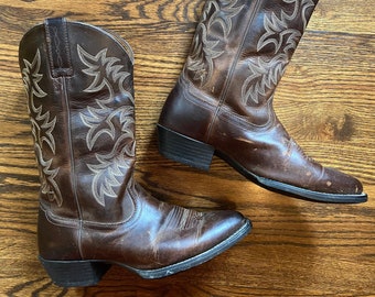 The Heritage Boot: Men's Vintage Ariat Dark Brown Distressed Leather Embroidered Western R Toe Cowboy Boots - Size 9EE