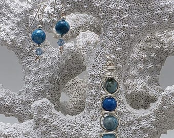 Collar con colgante de plata de ley envuelto en alambre de ágata azul y pendientes
