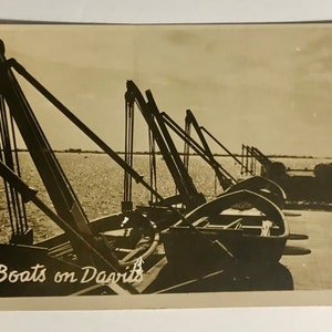 Carte postale vraie photo « Boats on Davits » carte postale inutilisée