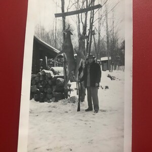 Vintage Mann mit Schnallengewehr JAGD ORIGINAL FOTOGRAFIE 2 Böcke Hirsch im Schnee B&W
