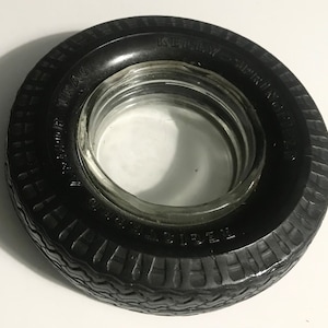 Kelly Springfield geregistreerd pantser RUBBER TIRE asbak w / Glazen insert