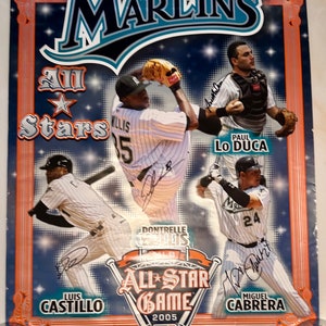 Op de afbeelding: Een poster met vijf honkbalspelers van de Miami Marlins uit de All-Star Game van 2005. De spelers zijn Donrelle Willis, Paul Lo Duca, Luis Castillo, Miguel Cabrera en Josh Beckett. De poster heeft een blauwe achtergrond met witte sterren en de tekst "Marlins All-Star Game 2005".