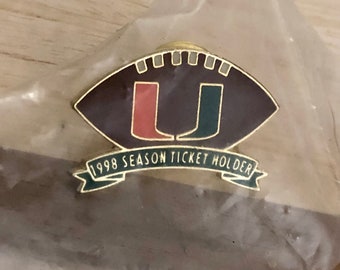 Vintage 1998 Universiteit van Miami UM voetbal seizoenskaarthouder Tie Tack reversspeld NIEUW