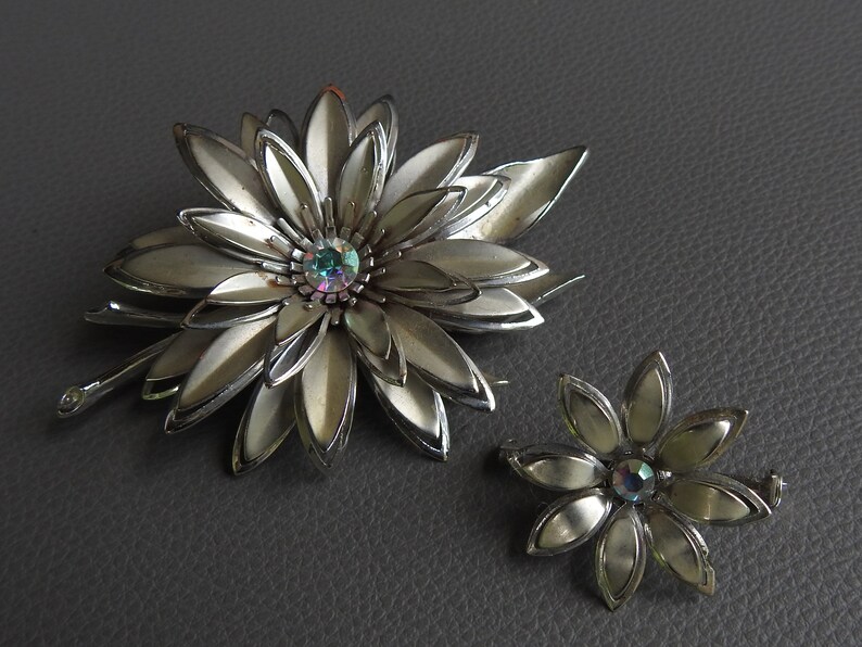 Vintage Mid Century Art Nouveau Pair of Silver Tone Open Work Borealis Rhinestone Daisy Flowers Large Brooch /& Matching Scatter Pin