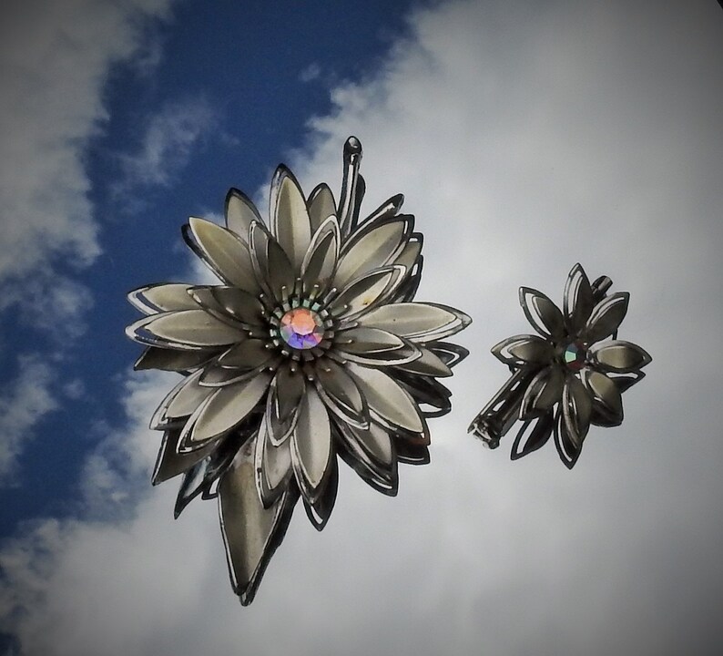 Vintage Mid Century Art Nouveau Pair of Silver Tone Open Work Borealis Rhinestone Daisy Flowers Large Brooch /& Matching Scatter Pin