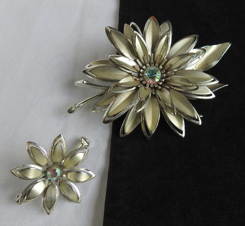 Vintage Mid Century Art Nouveau Pair of Silver Tone Open Work Borealis Rhinestone Daisy Flowers Large Brooch /& Matching Scatter Pin