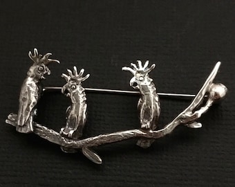 Brosch med 3 kakaduor - massivt sterlingsilver, designad av Pat Hagan