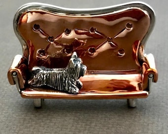 Broche de perro en el sofá (pieza única)