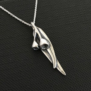 Pequeño colgante de nuez de eucalipto y hoja de eucalipto - plata de ley maciza