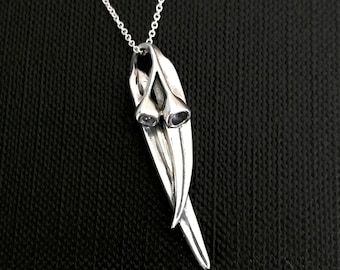 Colgante mediano de nuez de goma y hoja de goma - plata de ley maciza